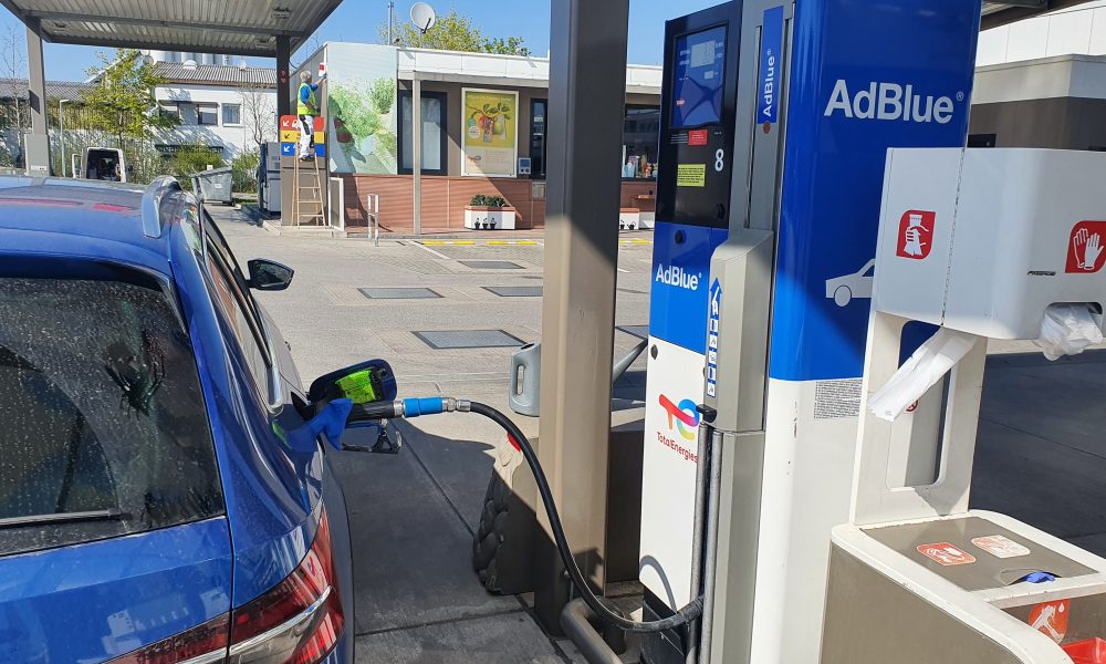 Diesel vehicle refilling DEF for its selective catalytic reduction system
